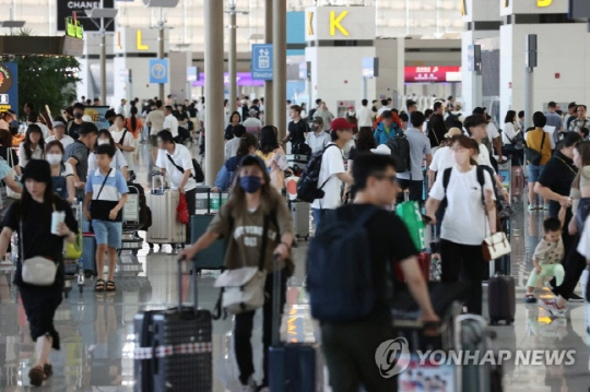 붐비는 인천공항 모습. 사진 연합뉴스